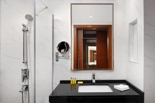 La salle de bains est pourvue d'un lavabo et d'un miroir. dans l'établissement Delta Hotels by Marriott Istanbul Levent, à Istanbul