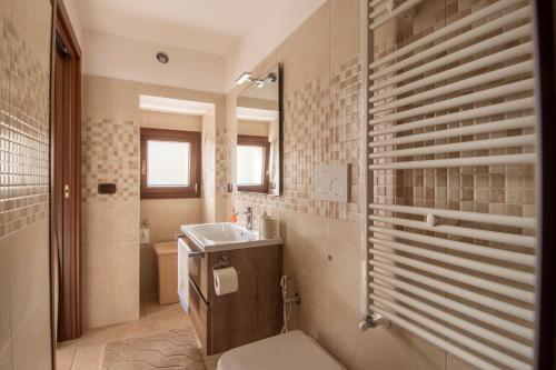 Apulianstay- Al Vecchio Frantoio al Mare في مونوبولي: حمام مع مرحاض ومغسلة