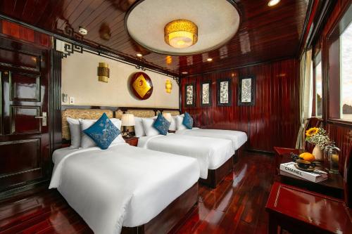 a group of four beds in a train room at La Regina Classic Cruise in Ha Long