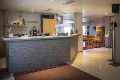 a lobby with a bar and a dining area at Budget Hotel Karhu in Sodankylä