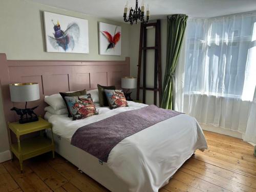 Un dormitorio con una cama grande y una lámpara de araña. en The Artist House en Brighton & Hove