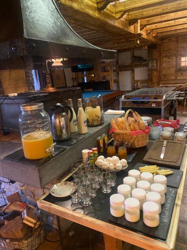 een keuken met een tafel vol eten en drinken bij Colorado Riders Chalet in Crans-Montana
