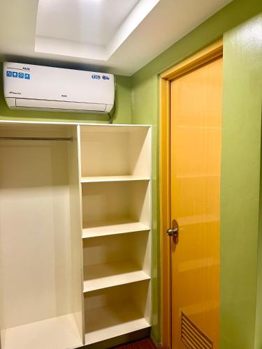a room with a closet with a ceiling at Damara Hotel at Ciudad Elmina in Dagupan