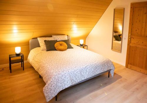 - une chambre avec un lit et deux lampes sur les tables dans l'établissement Green Appart Europa Lodge standing et familial près Europa-Park, à Daubensand