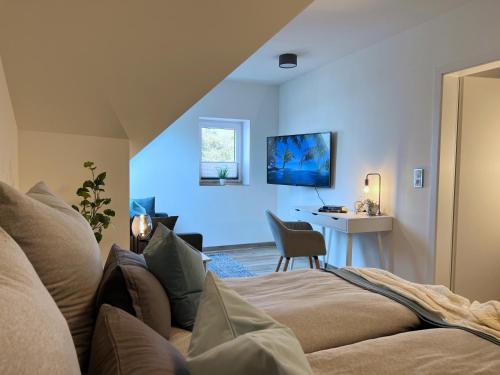 ein Schlafzimmer mit einem Bett und einem Schreibtisch in einem Zimmer in der Unterkunft INTERGO Apartments in Brackel