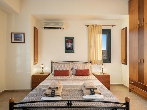 1 dormitorio con 1 cama con toallas en Villa Anastasia, en Sívas