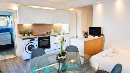 une cuisine et une salle à manger avec une table en verre dans l'établissement Appartement proche Croisette & Carlton By Palmazur, à Cannes