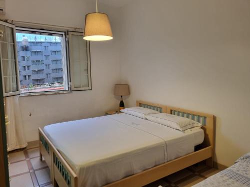 1 dormitorio con cama y ventana en HOLIDAY home Rita C.da Sannita alta en Caccamo