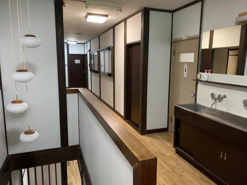 een badkamer met een wastafel en een spiegel bij Tanigawa Valley Lodge & Coffee Roastery in Minakami