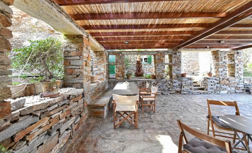 Гостиная зона в Villa Eliza with a swimming pool and sea view in the area of Otzia, on the island of Kea