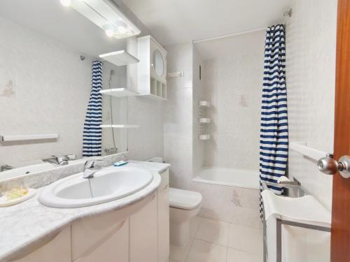 Kúpeľňa v ubytovaní VACAY Apartamento Fanny, a pie de playa, en la Costa brava, L'Escala!