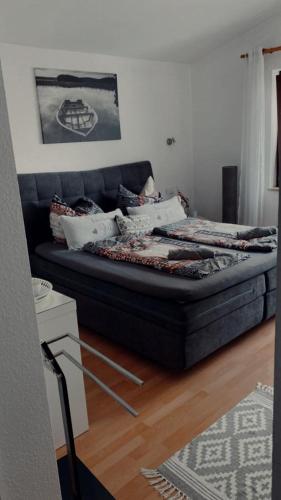 1 cama en la sala de estar con sofá en Esszimmer by F.Müller, en Westheim