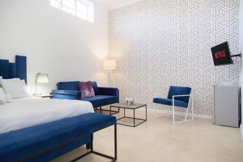 Habitación de hotel con 1 cama y 2 sillas en The City Club, en Ciudad del Cabo