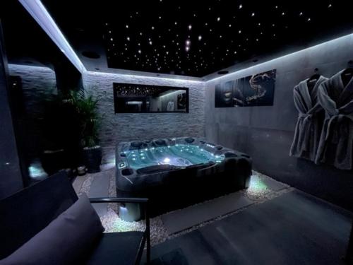 Photo de la galerie de l'établissement Longère Linaroise & SPA à 15 min du Futuroscope, à Liniers