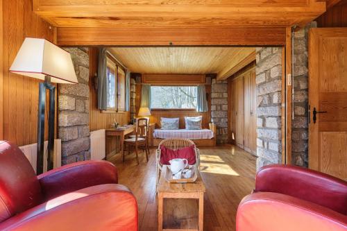 - un salon avec un canapé et une table dans l'établissement Petit Chalet Des Moussoux - Happy Rentals, à Chamonix-Mont-Blanc