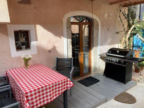 d'une terrasse couverte avec une table et un barbecue. dans l'établissement historic authentic atmosphere - high-end luxury décor, au Cannet