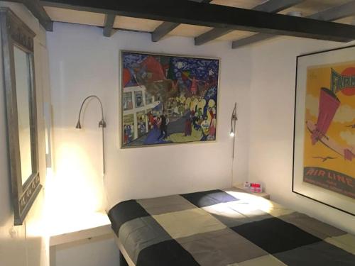 een kamer met een bed en een schilderij aan de muur bij historic authentic atmosphere - high-end luxury décor in Le Cannet