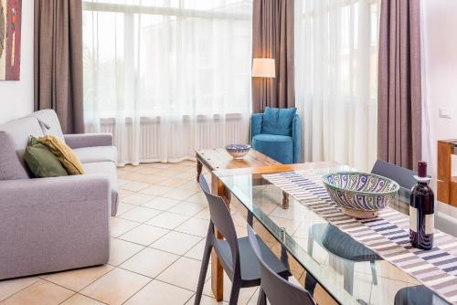 sala de estar con mesa de cristal y sillas en Residence Campana, en Bardolino