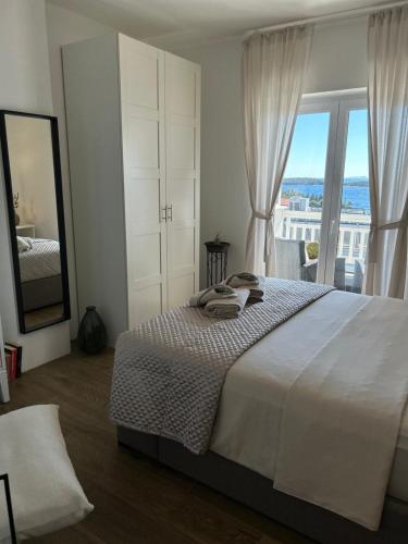 um quarto com uma cama grande e uma janela grande em Hvar Top View Luxury room em Hvar
