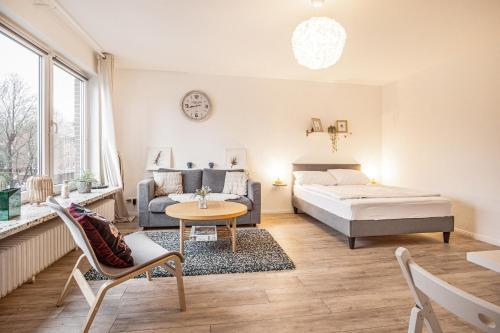 - une chambre avec un lit, un canapé et une table dans l'établissement Lieblingsplatz - a63068, à Eckernförde