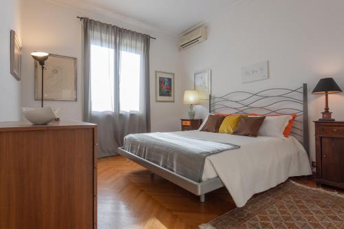 Un dormitorio con una cama grande y una ventana en Casa Torricelli in zona Crocetta by Wonderful Italy en Turín
