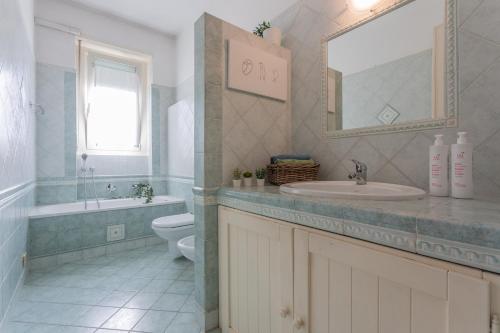 y baño con lavabo, aseo y espejo. en Casa Torricelli in zona Crocetta by Wonderful Italy en Turín