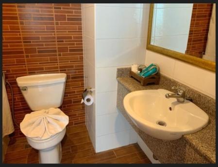 Koupelna v ubytování Aiyaree Place Hotel SHA PLUS