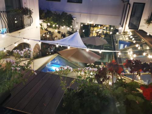 an overhead view of a patio with umbrellas and flowers at Das Stadthaus in Neusiedl am See