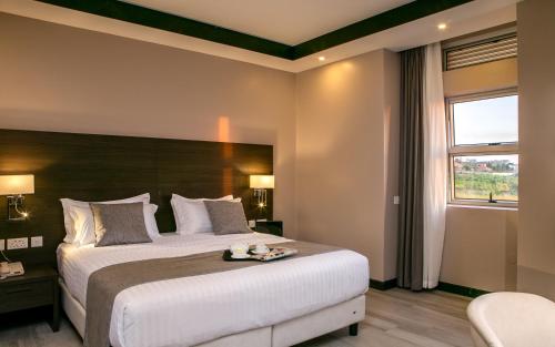Ένα ή περισσότερα κρεβάτια σε δωμάτιο στο Source of The Nile Hotel- Namanve Branch