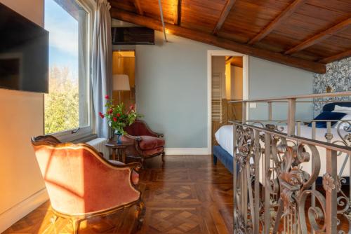 Camera con balcone, letto e finestra. di La Chiesuola a Viterbo