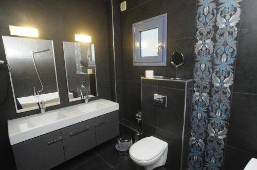 コモティニにあるKyridis Hotelのバスルーム(トイレ、洗面台、鏡付)