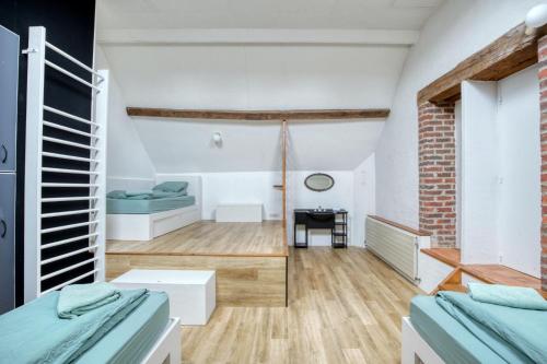 een kamer met 2 bedden en een bakstenen muur bij Crazy Villa Les Terres Douces 28 - Heated pool - Basket - 2h Paris - 31p 