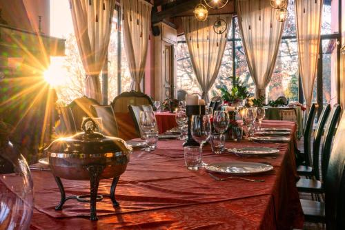 einen Tisch in einem Restaurant mit einem langen Tisch mit Brille in der Unterkunft La Chiesuola in Viterbo