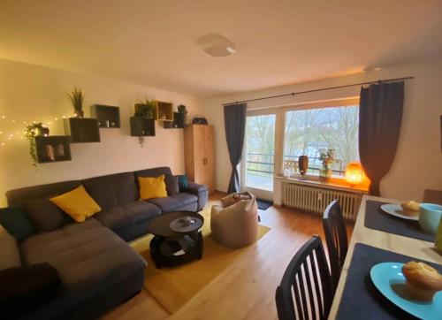 a living room with a couch and a table at Appartement Aussen PFUI - Innen HUI in Willingen