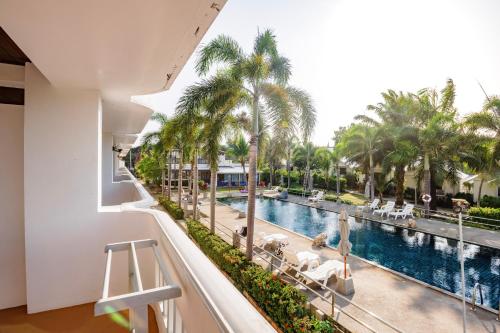 een balkon met uitzicht op het zwembad van een resort bij Bay Beach Resort in Choeng Mon Beach