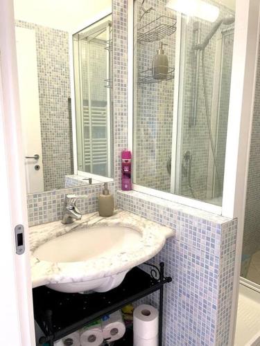 La salle de bains est pourvue d'un lavabo et d'un miroir. dans l'établissement Splendido trilocale a due passi dal mare, à Santa Margherita Ligure