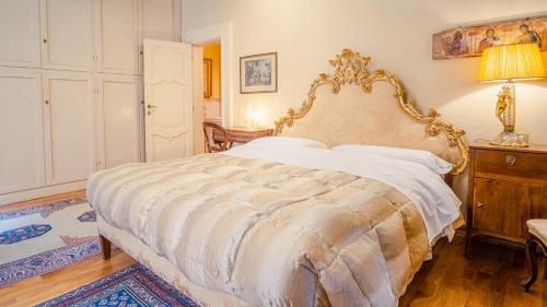 ヴェローナにあるResidenza dei Signori - Italian Homingのベッドルーム1室(金枠の大型ベッド1台付)