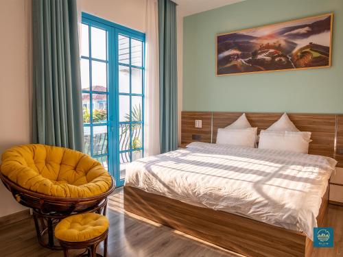 ein Schlafzimmer mit einem Bett, einem Stuhl und einem Fenster in der Unterkunft The View Villa Hạ Long Bay in Hạ Long