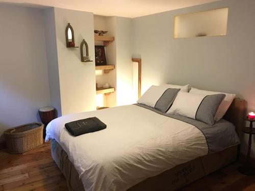 um quarto com uma cama grande num quarto em The Quirky, cosy hideaway! An apartment close to Leeds City Centre em Amley