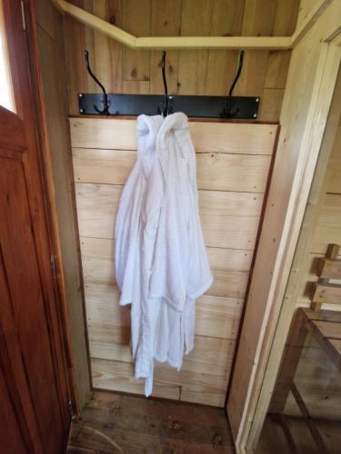 uma toalha pendurada numa parede numa sauna em Chalet in paradise garden em Velden