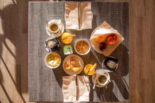 拉戈斯Boavista Golf & Spa - Bela Colina Holidays的一张桌子,上面有早餐食品和咖啡