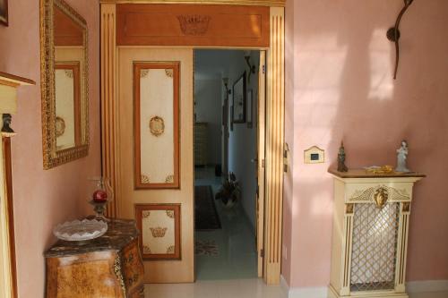 Villa la Bifora by Salento com في كاسترينيانو دل كابو: ممر مع باب مفتوح على غرفة