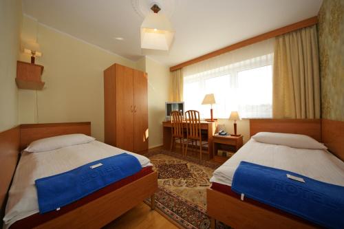 Postel nebo postele na pokoji v ubytování Hotel Zamkowy