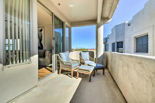 Ruang duduk di Pool Access Mountain-View Condo in Fountain Hills