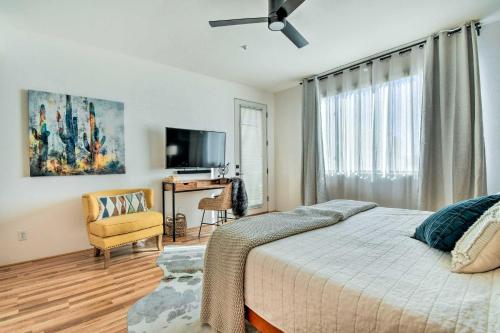 Dormitorio con cama, escritorio y TV en Fountain Hills Condo with Pool Access and Mtn Views, en Fountain Hills