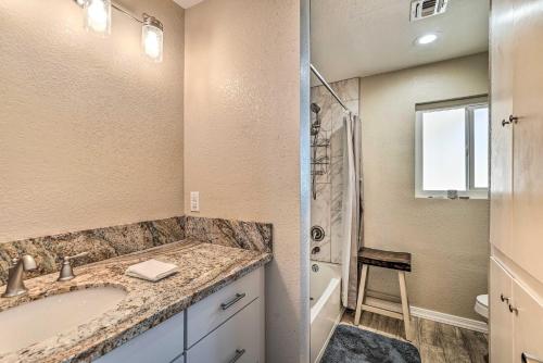 La salle de bains est pourvue d'un lavabo et d'une douche. dans l'établissement Family Friendly Vacation Rental with Gas Grill!, à Lake Havasu City
