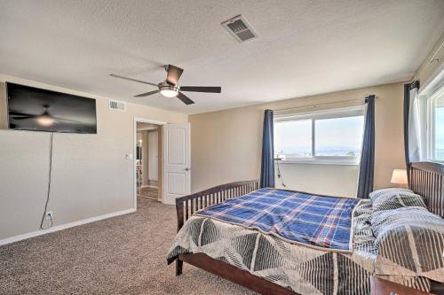 1 dormitorio con 1 cama y ventilador de techo en Family Friendly Vacation Rental with Gas Grill! en Lake Havasu City