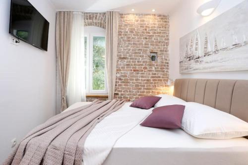 Monfrina 2, stylish Old Town studio apt near beach