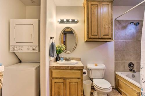 een kleine badkamer met een toilet en een wastafel bij Medicine Park Cabin Rental with Mountain View in Medicine Park