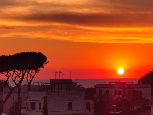 una puesta de sol con la puesta de sol en el cielo en Anzio Paradise en Anzio